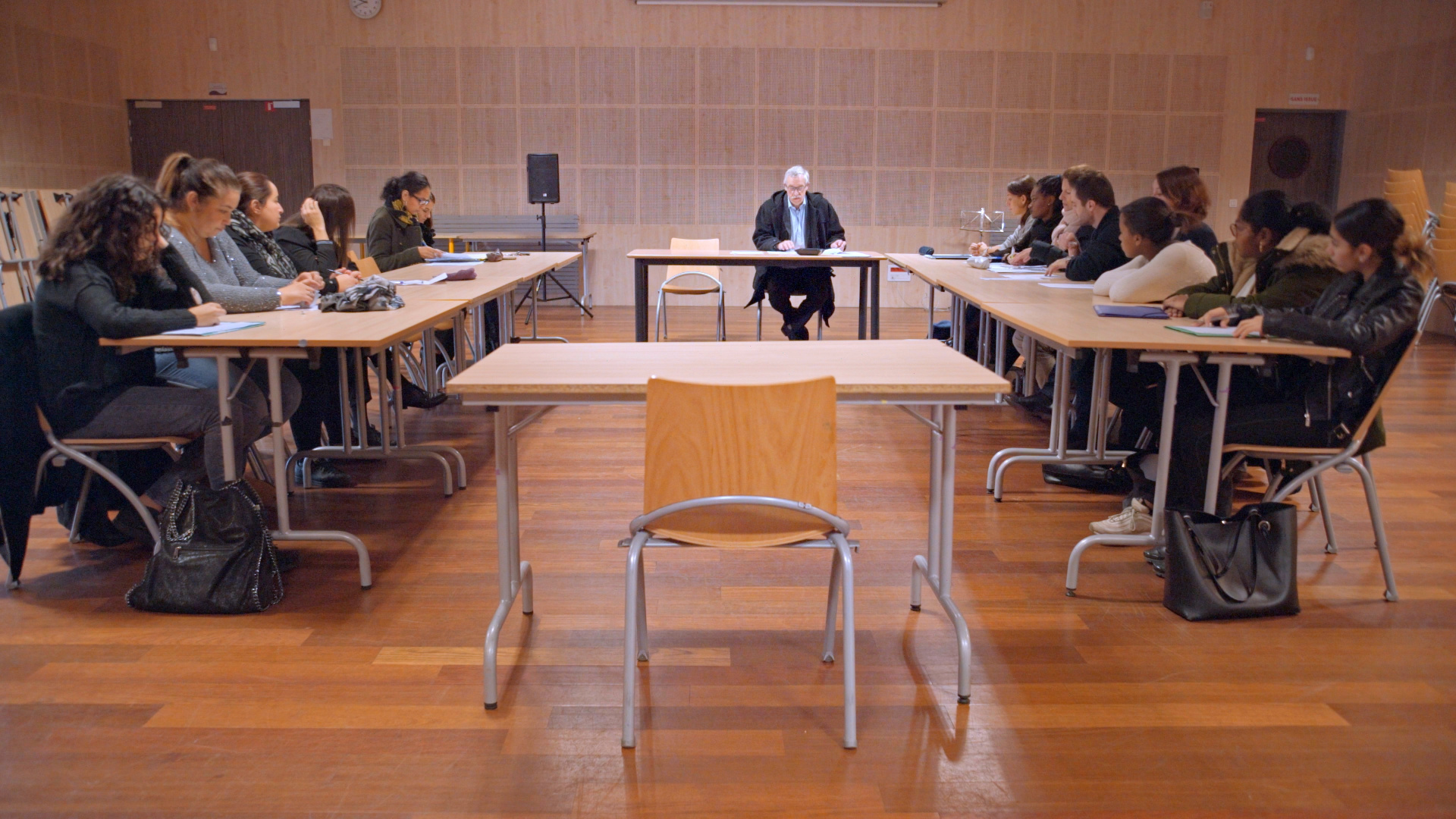 Le principal Cristian Comès en discussion avec un élève dans son bureau